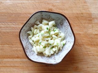 9、家常小炒四季豆,蒜去皮洗净切碎