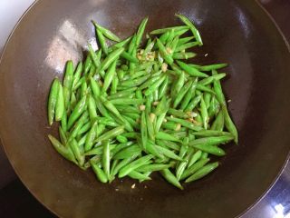11、家常小炒四季豆,倒入四季豆炒至断生
