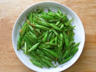 12、家常小炒四季豆,将炒熟的四季豆盛出来备用