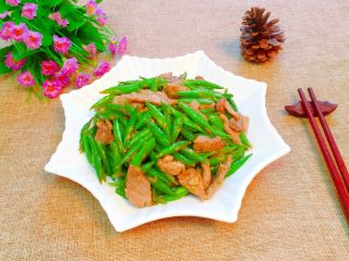 17、家常小炒四季豆,出锅装盘即可食用。