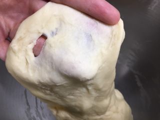 5、基础白吐司(波兰种),直至面团可以拉出粗糙的膜,面团基本光滑