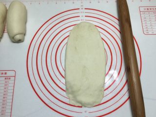 11、基础白吐司(波兰种),醒好的面团用擀面杖擀成约20*10的牛舌状