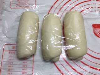 13、基础白吐司(波兰种),三个面团全部擀好,盖上保鲜膜再醒10来分钟