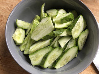 3、黄瓜拌猪耳朵,装入大的容器里