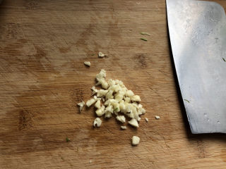 4、黄瓜拌猪耳朵,准备蒜泥