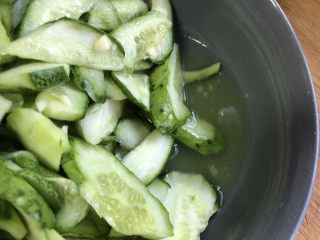 7、黄瓜拌猪耳朵,盐出的水可以倒掉一些