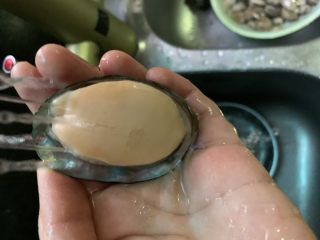 3、鲍鱼捞饭,洗净，用小刷子刷；