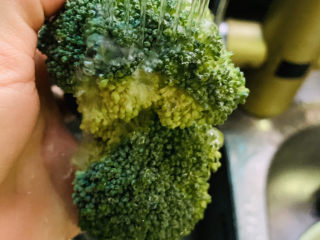 8、鲍鱼捞饭,洗净；