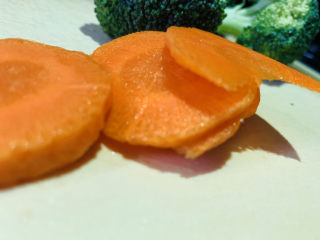 9、鲍鱼捞饭,胡萝卜，洗净，切片；