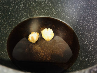 18、鲍鱼捞饭,搅拌下，加入鲍鱼；