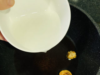 20、鲍鱼捞饭,加入淀粉汁；