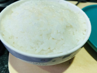 22、鲍鱼捞饭,饭装入碗里，倒扣到盘里，摆上胡萝卜和西蓝花、鲍鱼，用勺子浇上汁；