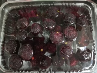 2、杨梅汤,放入盐搅拌均匀，浸泡15分钟