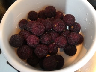 4、杨梅汤,把杨梅，倒入锅中