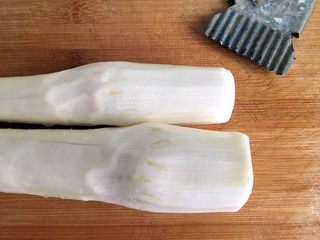 2、绿色美食+素炒三色螺旋莴苣,准备一把波浪纹切刀