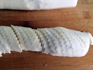 3、绿色美食+素炒三色螺旋莴苣,将茭白斜切成厚片（2～3mm左右）