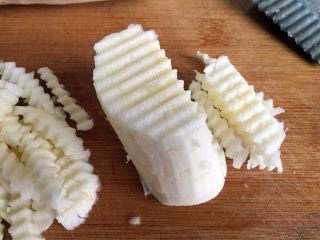 4、绿色美食+素炒三色螺旋莴苣,将切好的厚片重叠，拿几片放平，切成小条