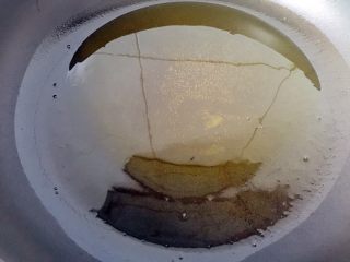 8、绿色美食+素炒三色螺旋莴苣,开大火，热锅倒适量油