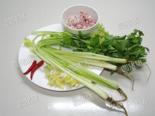 1、干煸芹菜,芹菜切去根，择去菜叶洗净备用。