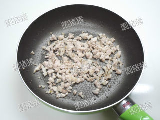 5、干煸芹菜,锅内放少许油，放入猪绞肉用小火煸炒至变微黄色，油脂吐出来。	