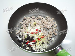 6、干煸芹菜,加入豆豉、姜、葱、蒜碎、红椒圈，小火炒出香味。