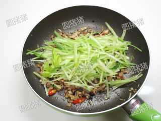 8、干煸芹菜,加入事先炒好的芹菜梗，盐。	