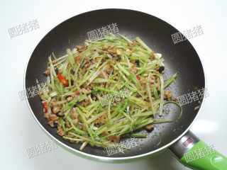 9、干煸芹菜,大火翻炒均匀即可盛盘。