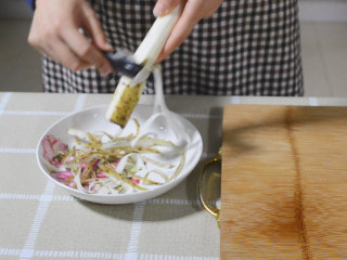 1、快手美食-山药红枣泥,将铁棍山药去皮。