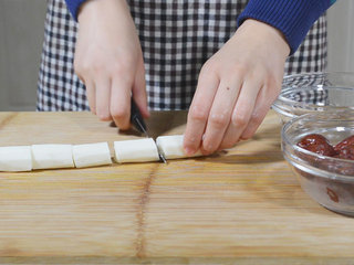 3、快手美食-山药红枣泥,切成小段