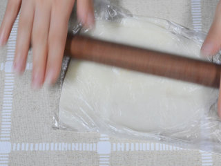 7、快手美食-山药红枣泥,使用擀面杖压成泥状。