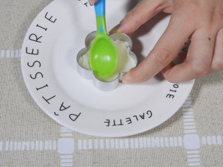 9、快手美食-山药红枣泥,用小勺按压平整。