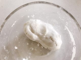 2、宝宝辅食：橘子酪&橘酪圆子,适量糯米粉放入盆中，慢慢加入温开水，一边倒温水一边用筷子搅拌，然后用手揉成软硬适中的糯米面团，盖上保鲜膜稍稍松弛一会。