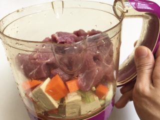 2、猪肉小米豆腐糕,猪肉、胡萝卜、豆腐、葱姜放入辅食机或者料理机