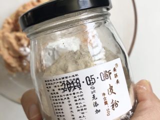 4、猪肉小米豆腐糕,加入虾皮粉调味,一岁以上已经添加盐巴的可以放入少许盐巴