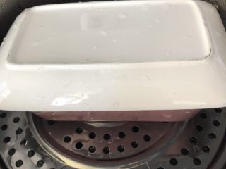 9、猪肉小米豆腐糕,上蒸锅,蒸四十分钟,可以不盖盖子,这样蒸出来的小米会更软,盖上盖子的话,蒸出来的小米口感会Q一点