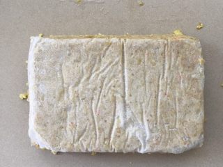 11、猪肉小米豆腐糕,晾至微微不烫手即可倒扣脱模