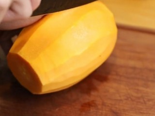 2、木瓜牛奶,去头去尾，对半切开