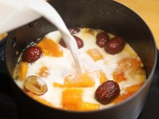 11、木瓜牛奶,放入牛奶