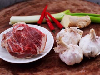 1、红烧牛肉炖大蒜,首先备齐所有的食材。