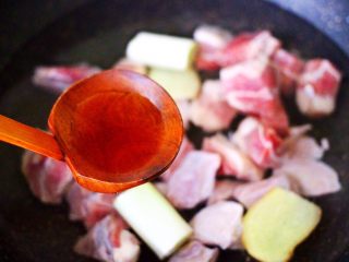 3、红烧牛肉炖大蒜,锅中倒入适量的清水，放入牛肉块，倒入料酒。