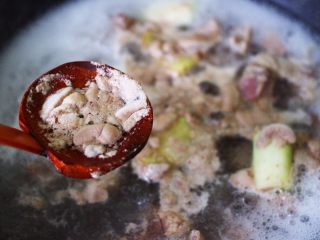 4、红烧牛肉炖大蒜,大火煮沸后，撇去浮末后再煮5分钟后捞出洗净备用。