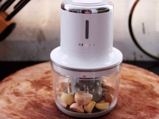 5、红烧牛肉炖大蒜,大蒜放入东菱无线绞肉机里，去皮后取出备用。