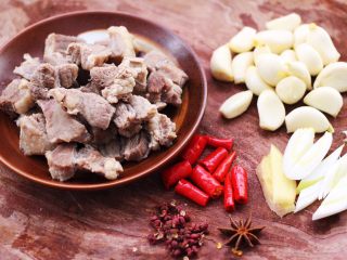 6、红烧牛肉炖大蒜,把所有的食材都备好后，小米辣用刀切成小块。