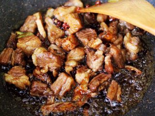 11、红烧牛肉炖大蒜,大火翻炒至所有的食材和调料混合均匀后。