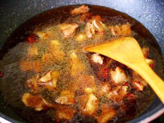 12、红烧牛肉炖大蒜,这个时候锅中倒入适量的清水。