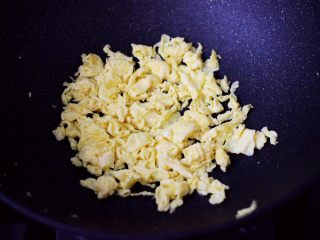 4、海兔韭菜木耳鸡蛋饺子,鸡蛋打散后，倒入料酒搅拌均匀，锅烧热后倒入花生油烧热，把搅拌好的鸡蛋液炒熟后关火。