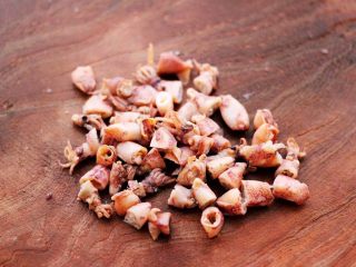 5、海兔韭菜木耳鸡蛋饺子,浸泡好的海兔，沥干水分后，用刀切成小丁，记住不要切的太碎哟。