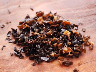 6、海兔韭菜木耳鸡蛋饺子,泡发好的木耳洗净后，用刀切碎。