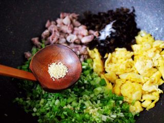 9、海兔韭菜木耳鸡蛋饺子,再放入鸡精增加口感。