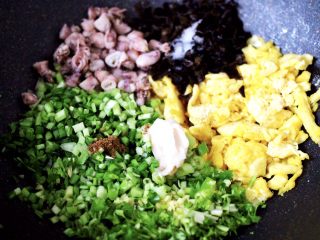 11、海兔韭菜木耳鸡蛋饺子,最后加入自制猪油。